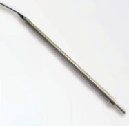 YS-L100光纖光柵裂縫傳感器也稱光纖光柵裂縫計(jì)，它采用不銹鋼外殼設(shè)計(jì)，具有測(cè)量精度高、抗壓抗剪切能力強(qiáng)等優(yōu)點(diǎn)，可長(zhǎng)期布設(shè)在混凝土結(jié)構(gòu)物或其他材料結(jié)構(gòu)物內(nèi)部及表面，測(cè)量結(jié)構(gòu)物伸縮縫或周邊縫的開(kāi)合度。