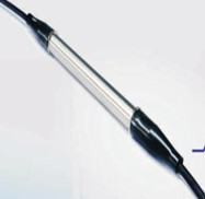 YS-T100鎧裝型光纖光柵溫度傳感器是采用雙端出纖型，具有結(jié)構(gòu)堅固的優(yōu)點，防火防爆，應(yīng)用于油罐、電纜、混凝土測溫以及隧道、消防等溫度測量領(lǐng)域。