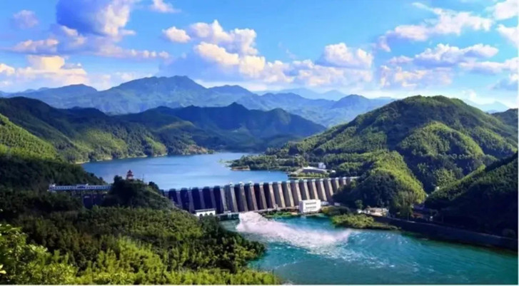 佛子嶺水庫是新中國(guó)建設(shè)的第一座鋼筋混凝土連拱壩，被譽(yù)為“新中國(guó)第一壩”、“亞洲第一壩”、“遠(yuǎn)東第一高壩”，令國(guó)內(nèi)外水利工程界嘆為奇跡，為新生的共和國(guó)贏得了巨大的聲譽(yù)。.jpg