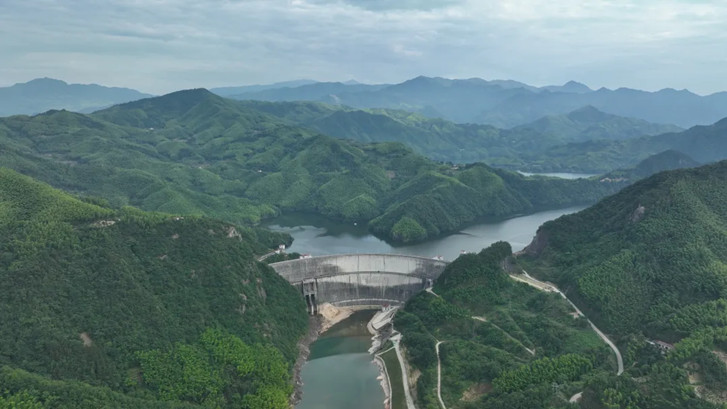 白蓮崖水庫位于淮河南岸支流淠河?xùn)|源西支流——漫水河上，安徽省霍山縣大化坪鎮(zhèn)境內(nèi)。白蓮崖水庫不僅為下游佛子嶺水庫攔洪削峰，更是以它4.6億立方米的總庫容、745平方千米的流域面積為上游生物提供了棲息的家園。.jpg